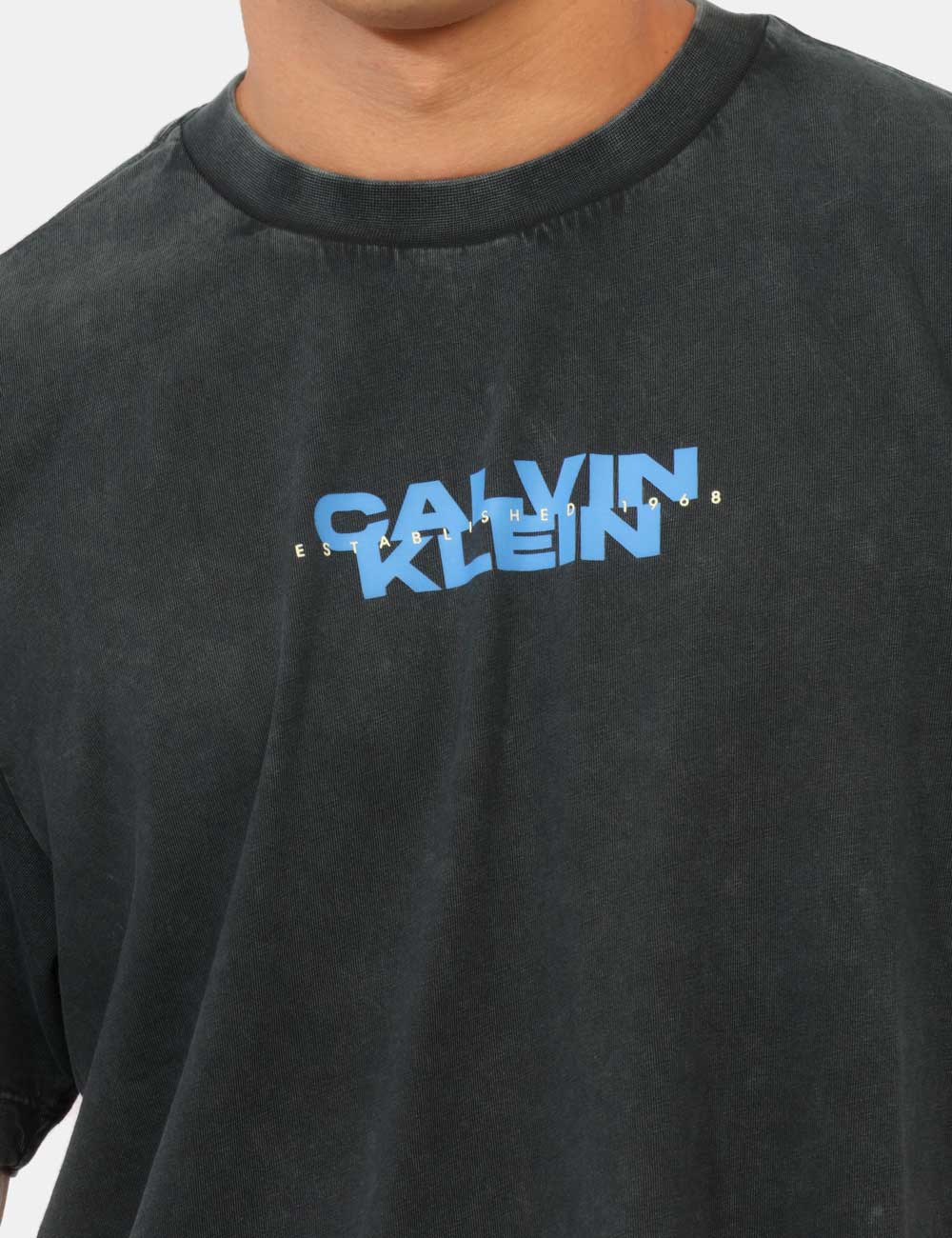 LV04RG834G_UB1_AI26_5 T-shirt Calvin Klein Grigia - T-shirt CALVIN KLEIN Grigia da uomo: stile oversize e carattere contemporaneo La T-shirt CALVI