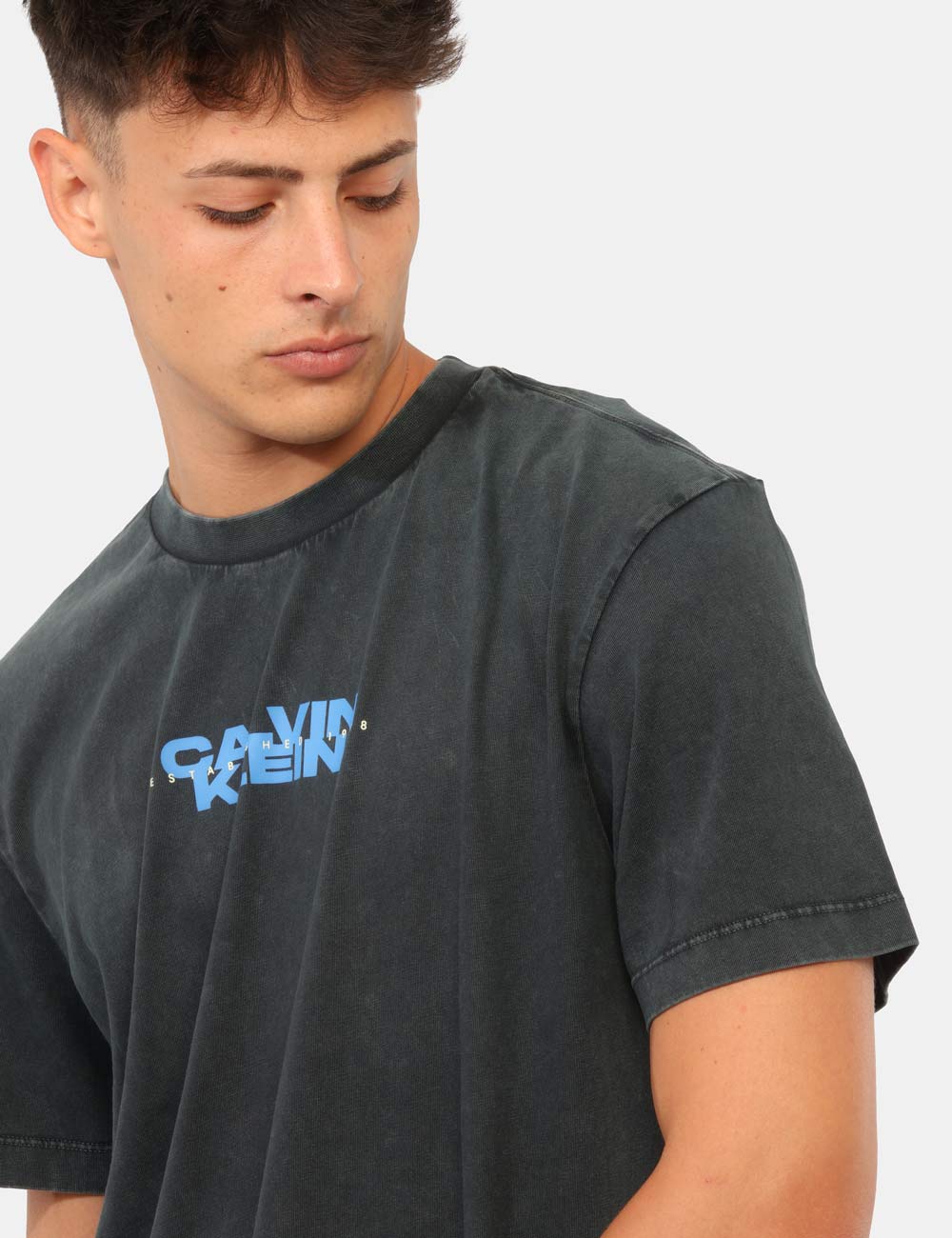 LV04RG834G_UB1_AI26_6 T-shirt Calvin Klein Grigia - T-shirt CALVIN KLEIN Grigia da uomo: stile oversize e carattere contemporaneo La T-shirt CALVI