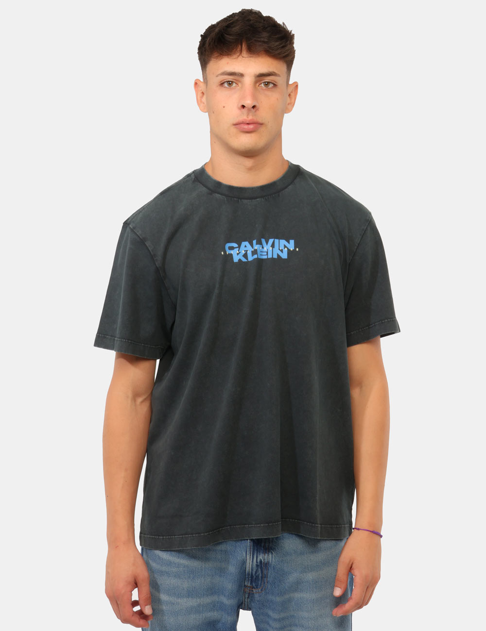 LV04RG834G_UB1_AI26_7 T-shirt Calvin Klein Grigia - T-shirt CALVIN KLEIN Grigia da uomo: stile oversize e carattere contemporaneo La T-shirt CALVI