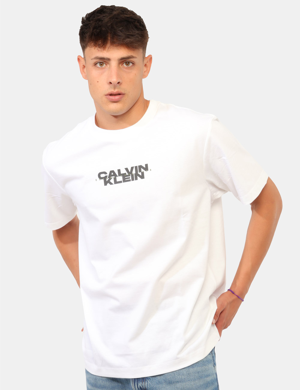 LV04RG834G_YAF_AI26_1 T-shirt Calvin Klein Bianca - T-shirt CALVIN KLEIN Bianca da uomo La T-shirt CALVIN KLEIN Bianca è il capo perfetto per chi