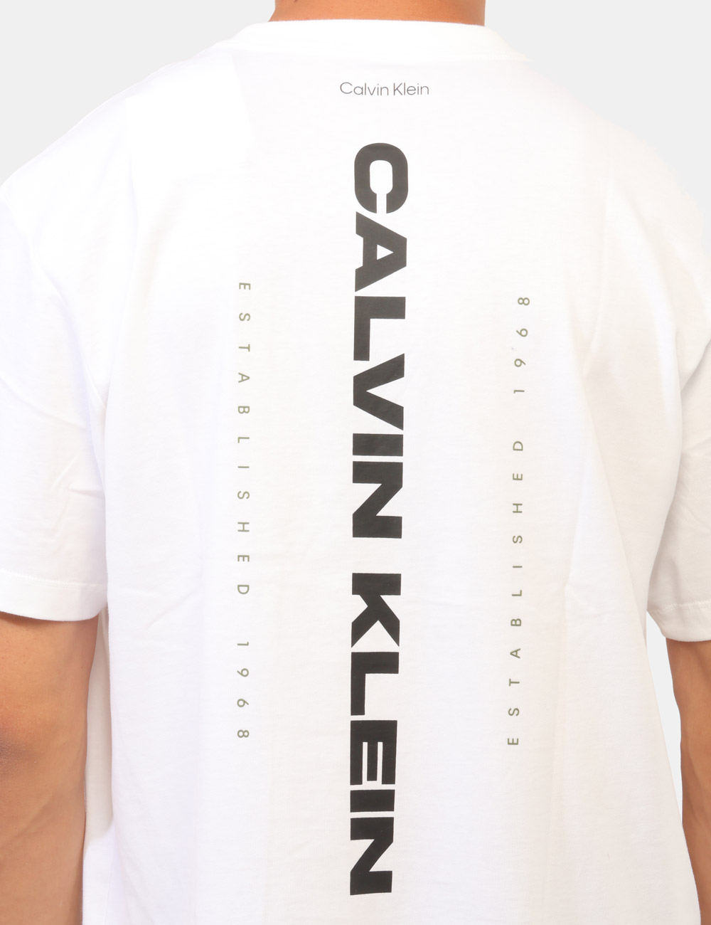 LV04RG834G_YAF_AI26_3 T-shirt Calvin Klein Bianca - T-shirt CALVIN KLEIN Bianca da uomo La T-shirt CALVIN KLEIN Bianca è il capo perfetto per chi