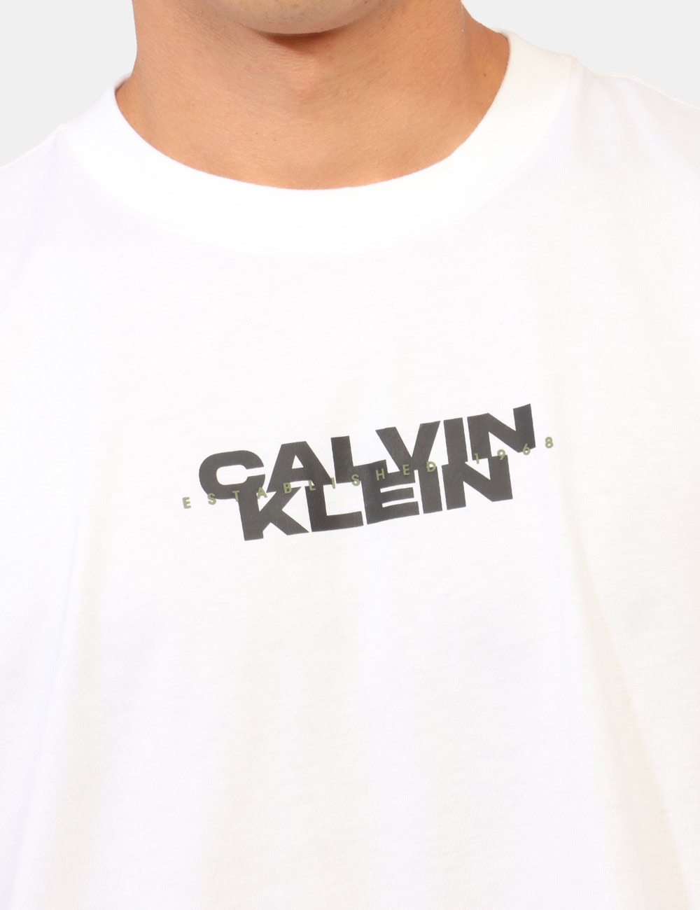 LV04RG834G_YAF_AI26_5 T-shirt Calvin Klein Bianca - T-shirt CALVIN KLEIN Bianca da uomo La T-shirt CALVIN KLEIN Bianca è il capo perfetto per chi