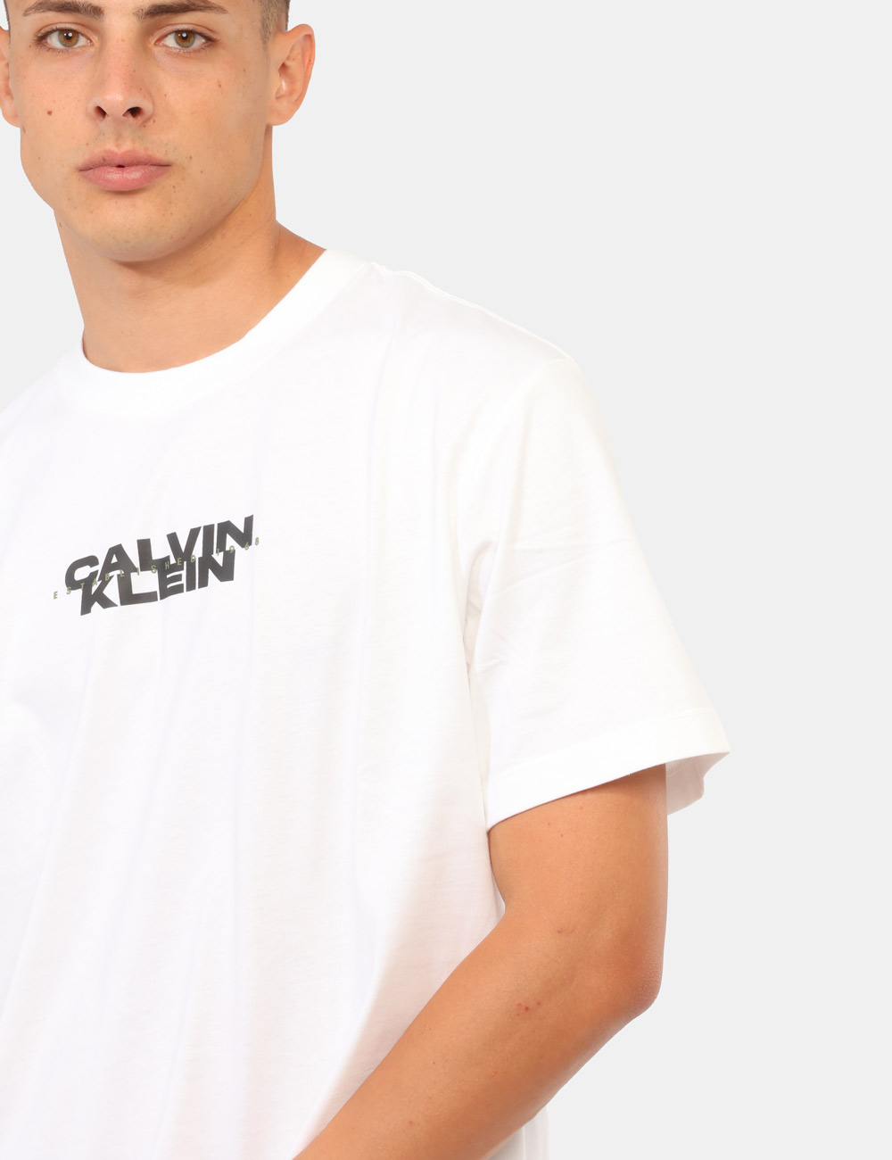 LV04RG834G_YAF_AI26_6 T-shirt Calvin Klein Bianca - T-shirt CALVIN KLEIN Bianca da uomo La T-shirt CALVIN KLEIN Bianca è il capo perfetto per chi