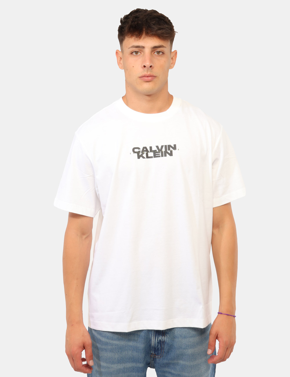 LV04RG834G_YAF_AI26_7 T-shirt Calvin Klein Bianca - T-shirt CALVIN KLEIN Bianca da uomo La T-shirt CALVIN KLEIN Bianca è il capo perfetto per chi