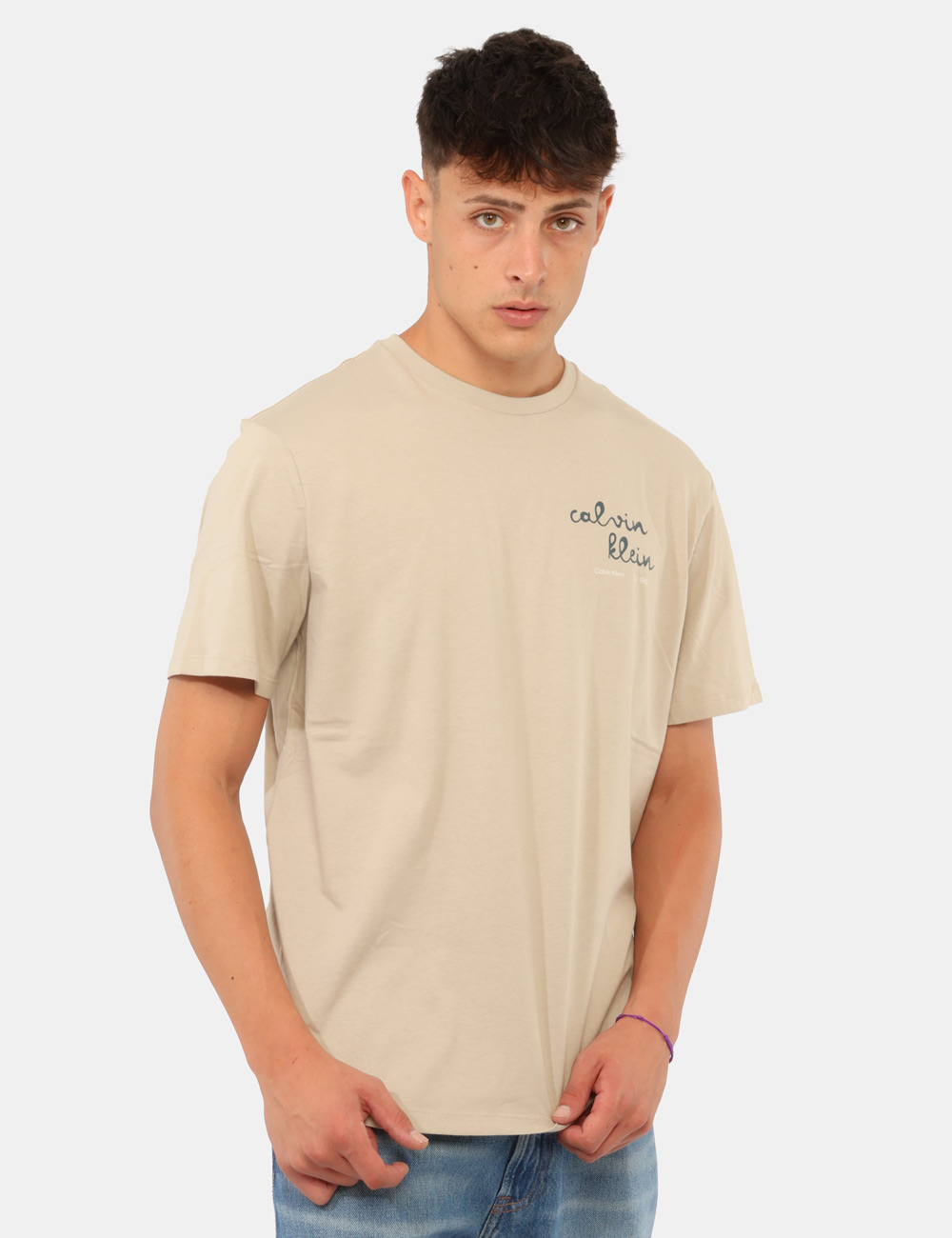 LV04RG837G_PED_AI26_1 T-shirt Calvin Klein Beige - T-shirt CALVIN KLEIN Beige da uomo La T-shirt CALVIN KLEIN Beige è il capo ideale per chi desid