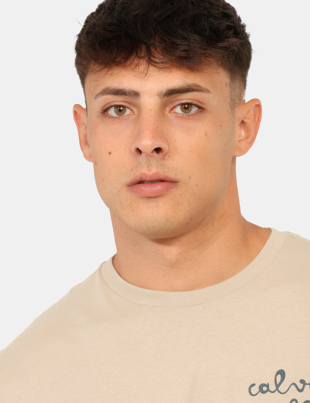 LV04RG837G_PED_AI26_3 T-shirt Calvin Klein Beige - T-shirt CALVIN KLEIN Beige da uomo La T-shirt CALVIN KLEIN Beige è il capo ideale per chi desid