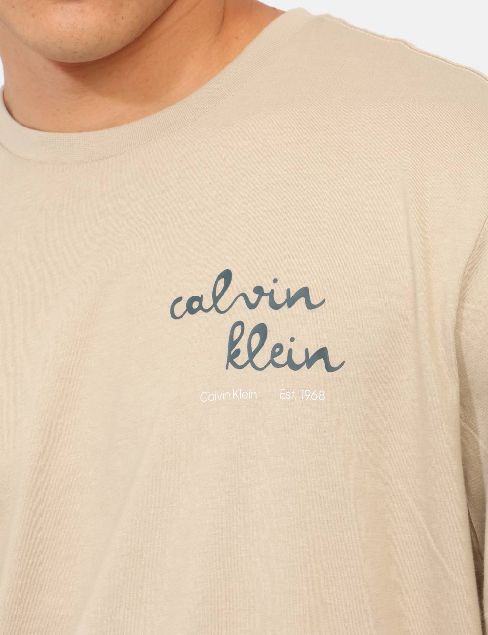 LV04RG837G_PED_AI26_4 T-shirt Calvin Klein Beige - T-shirt CALVIN KLEIN Beige da uomo La T-shirt CALVIN KLEIN Beige è il capo ideale per chi desid