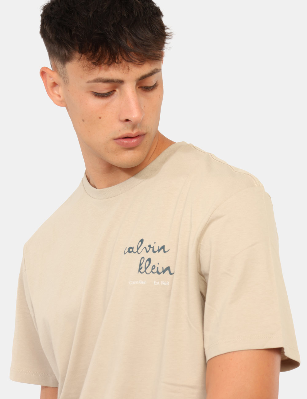 LV04RG837G_PED_AI26_5 T-shirt Calvin Klein Beige - T-shirt CALVIN KLEIN Beige da uomo La T-shirt CALVIN KLEIN Beige è il capo ideale per chi desid