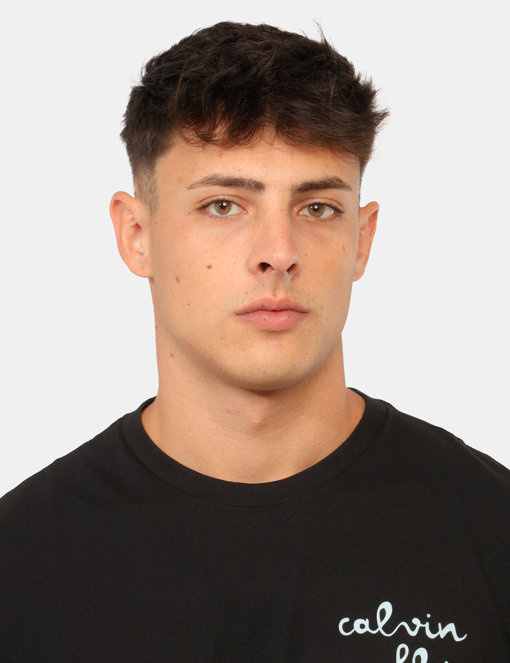 LV04RG837G_UB1_AI26_3 T-shirt Calvin Klein Nera - T-shirt CALVIN KLEIN Nera da uomo La T-shirt CALVIN KLEIN Nera è il capo perfetto per chi cerca