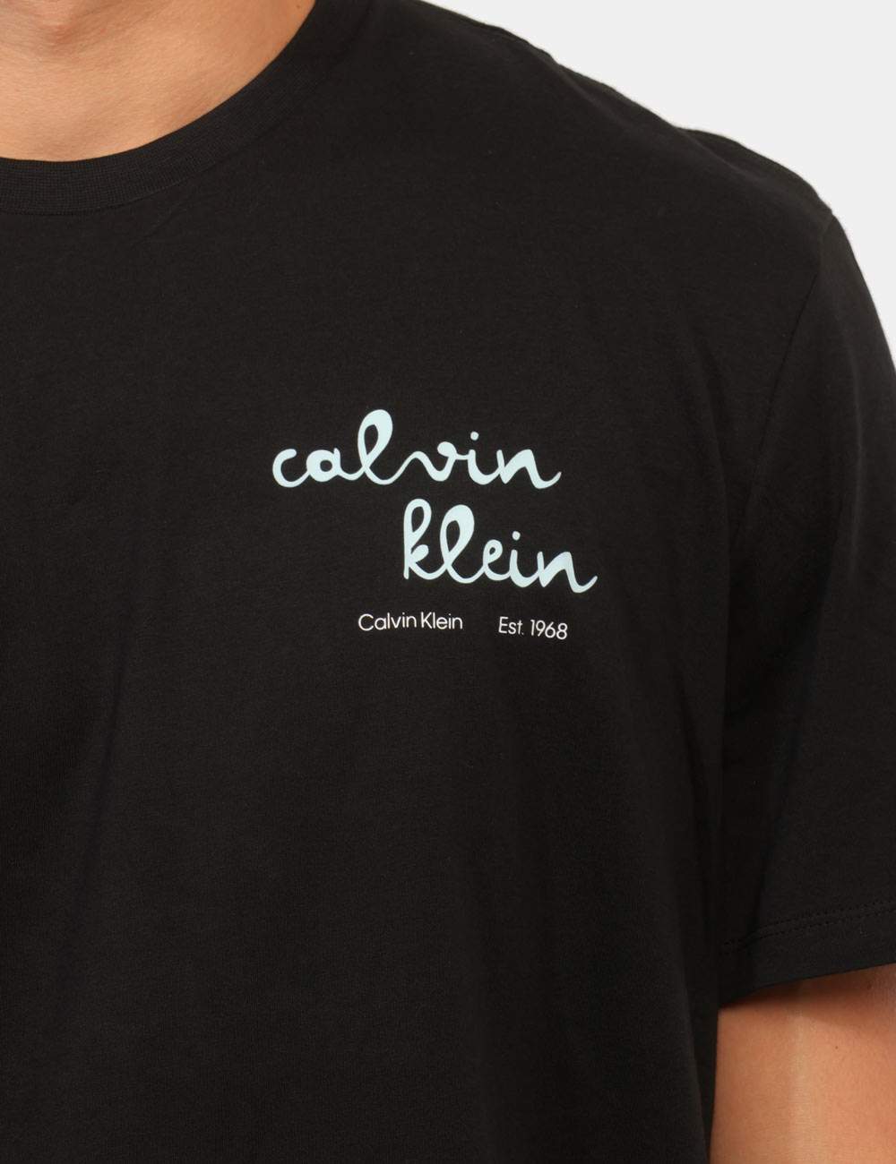 LV04RG837G_UB1_AI26_4 T-shirt Calvin Klein Nera - T-shirt CALVIN KLEIN Nera da uomo La T-shirt CALVIN KLEIN Nera è il capo perfetto per chi cerca