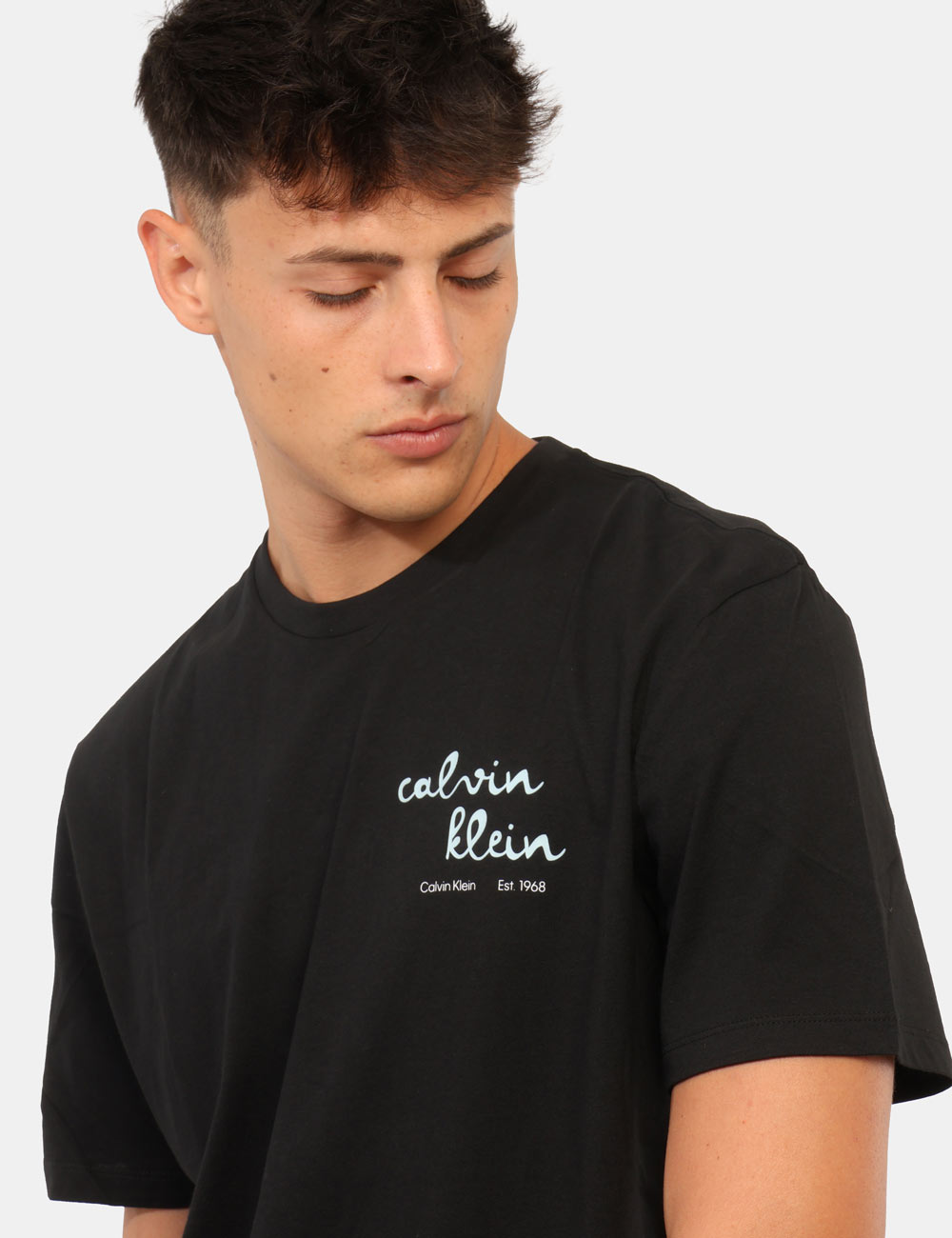 LV04RG837G_UB1_AI26_5 T-shirt Calvin Klein Nera - T-shirt CALVIN KLEIN Nera da uomo La T-shirt CALVIN KLEIN Nera è il capo perfetto per chi cerca