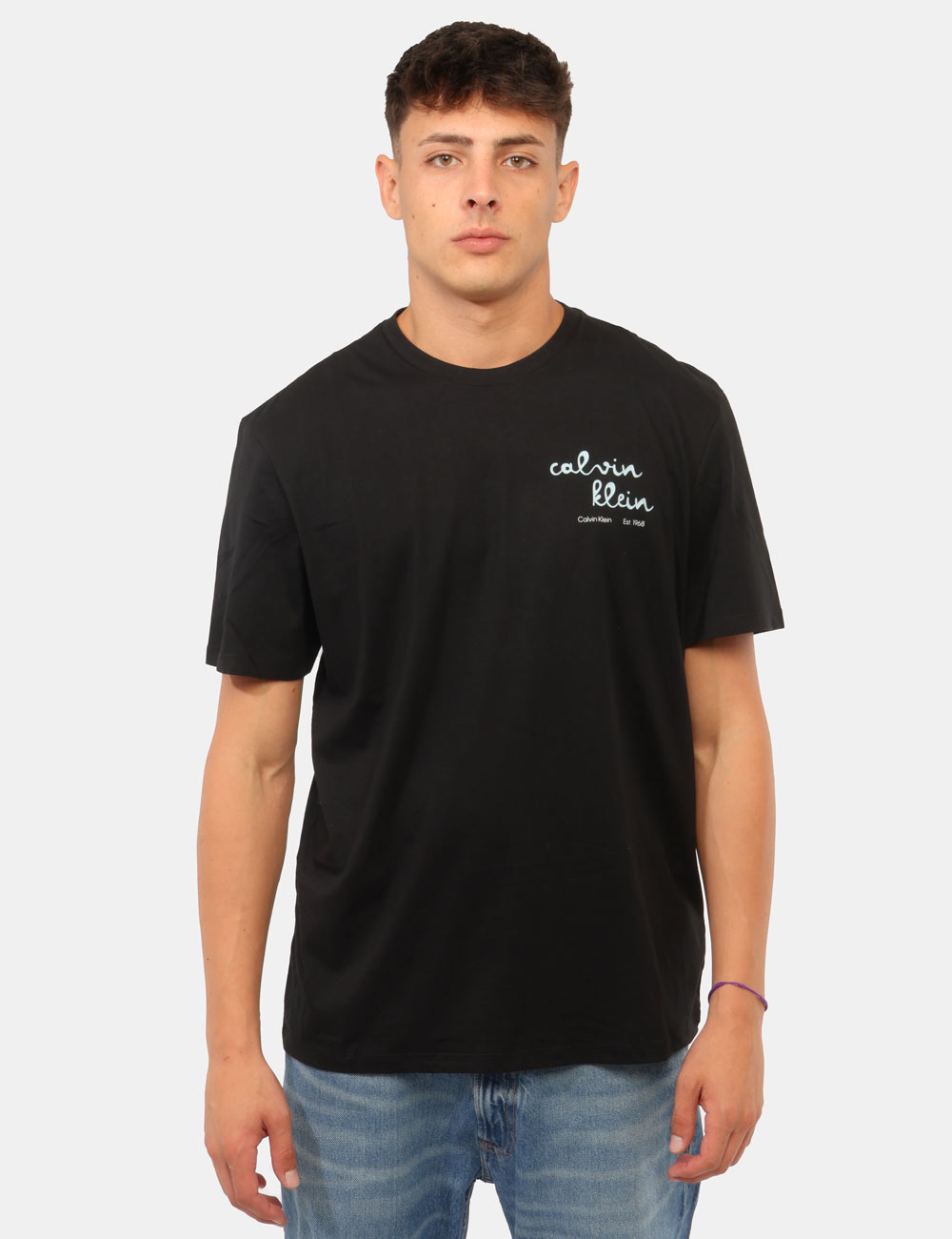 LV04RG837G_UB1_AI26_6 T-shirt Calvin Klein Nera - T-shirt CALVIN KLEIN Nera da uomo La T-shirt CALVIN KLEIN Nera è il capo perfetto per chi cerca