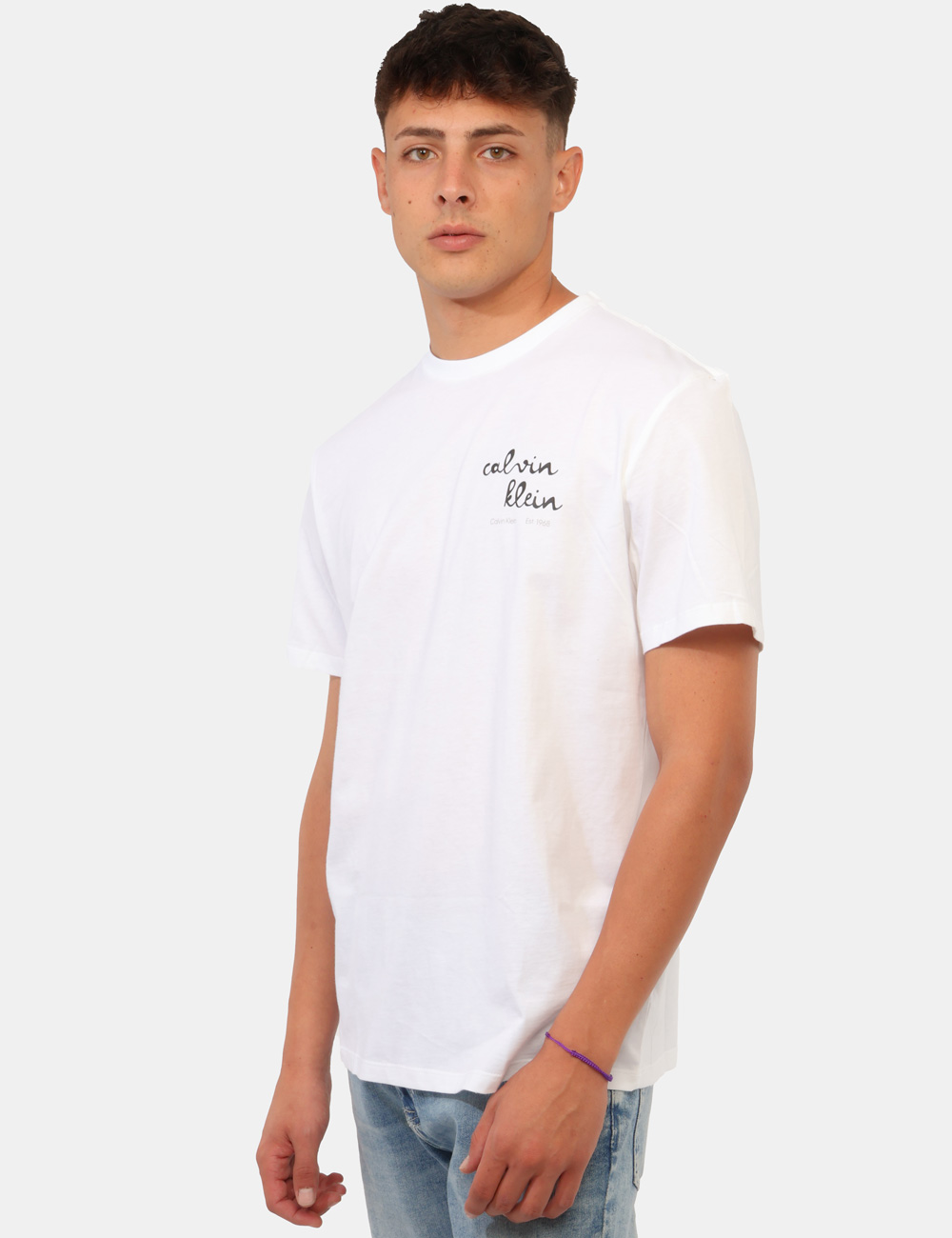LV04RG837G_YAF_AI26_1 T-shirt Calvin Klein Bianca - T-shirt CALVIN KLEIN Bianca da uomo La T-shirt CALVIN KLEIN Bianca è il capo ideale per chi de