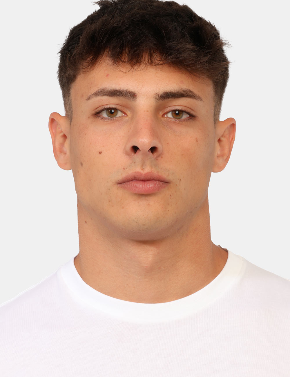LV04RG837G_YAF_AI26_3 T-shirt Calvin Klein Bianca - T-shirt CALVIN KLEIN Bianca da uomo La T-shirt CALVIN KLEIN Bianca è il capo ideale per chi de