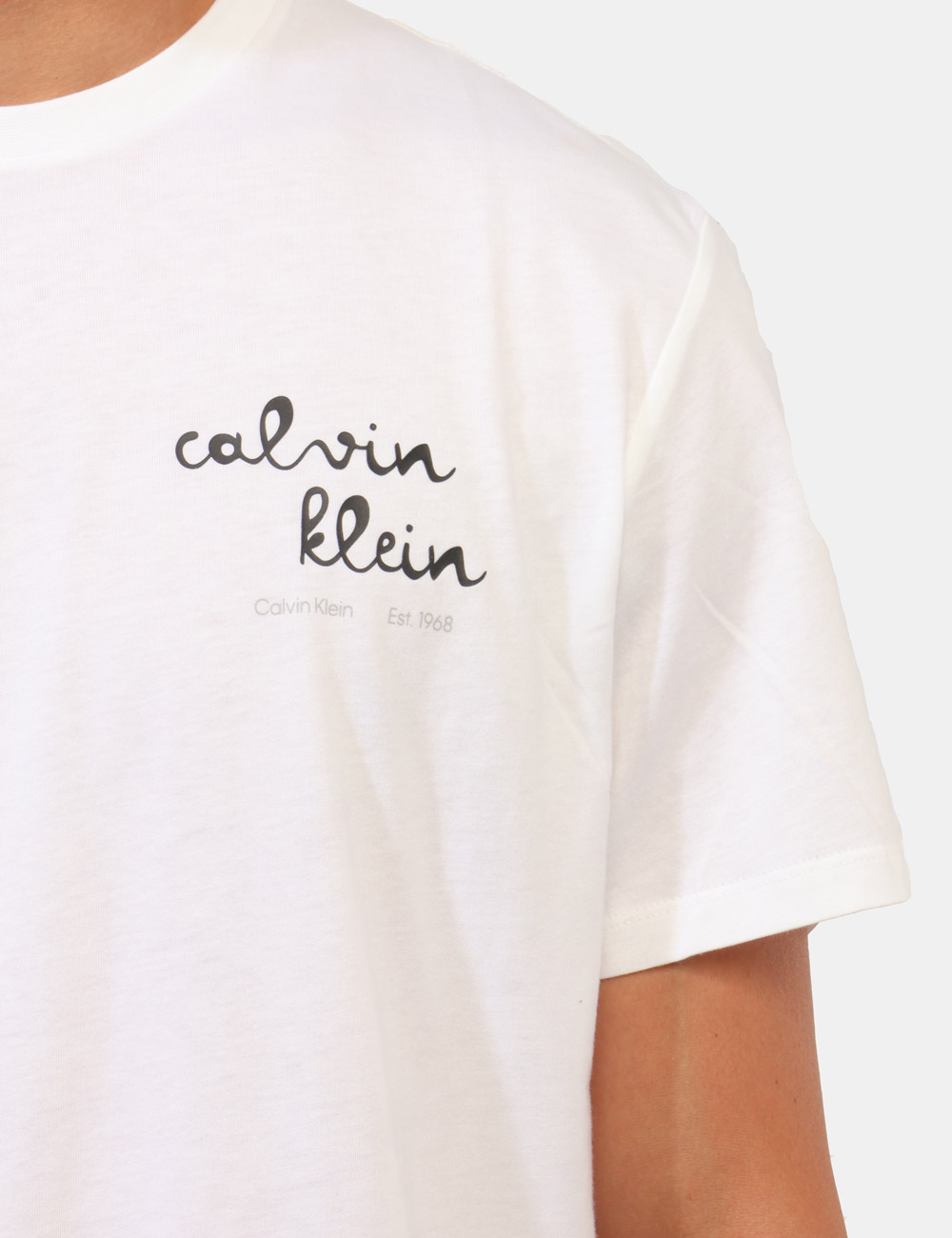 LV04RG837G_YAF_AI26_4 T-shirt Calvin Klein Bianca - T-shirt CALVIN KLEIN Bianca da uomo La T-shirt CALVIN KLEIN Bianca è il capo ideale per chi de