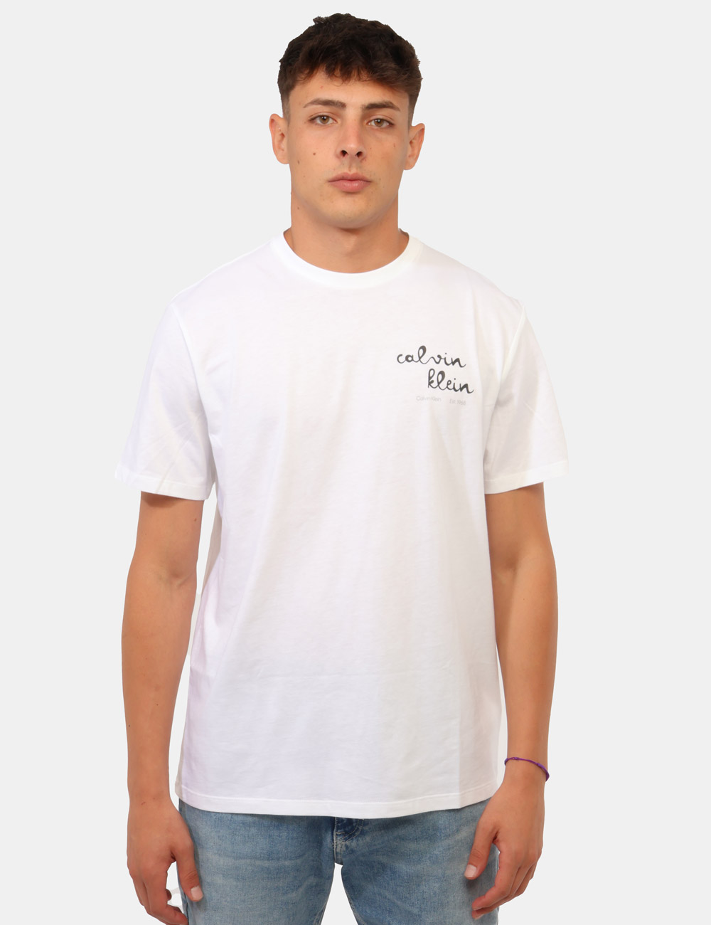 LV04RG837G_YAF_AI26_5 T-shirt Calvin Klein Bianca - T-shirt CALVIN KLEIN Bianca da uomo La T-shirt CALVIN KLEIN Bianca è il capo ideale per chi de