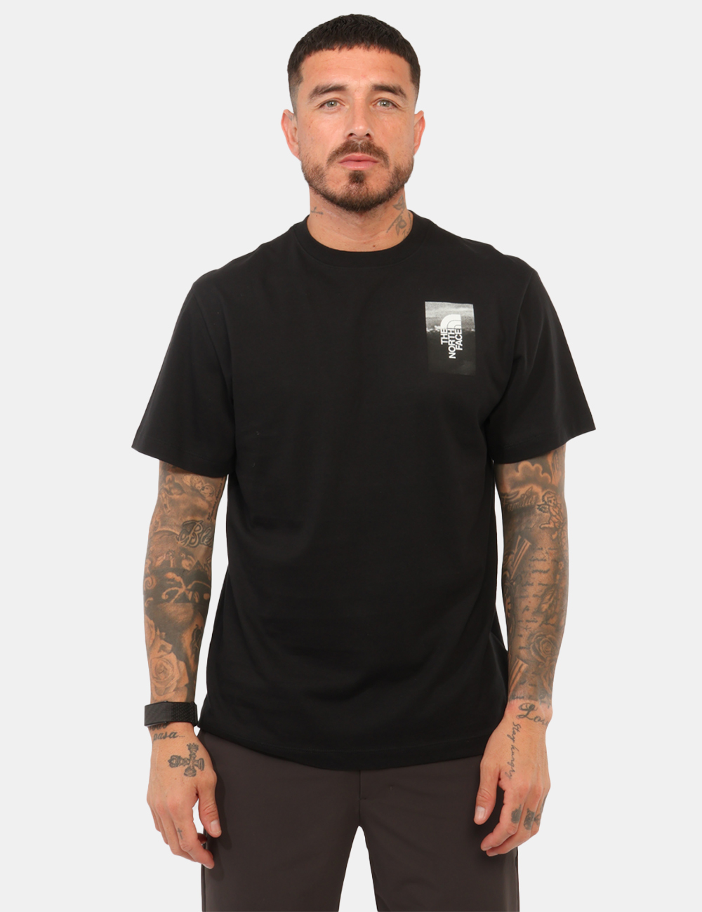 NF0A8H5KJK3S-V-CC_NERO_AI26_6 T-shirt The North Face Nera tg.M - T-shirt THE NORTH FACE Nera da uomo La T-shirt THE NORTH FACE Nera è un capo essenziale c