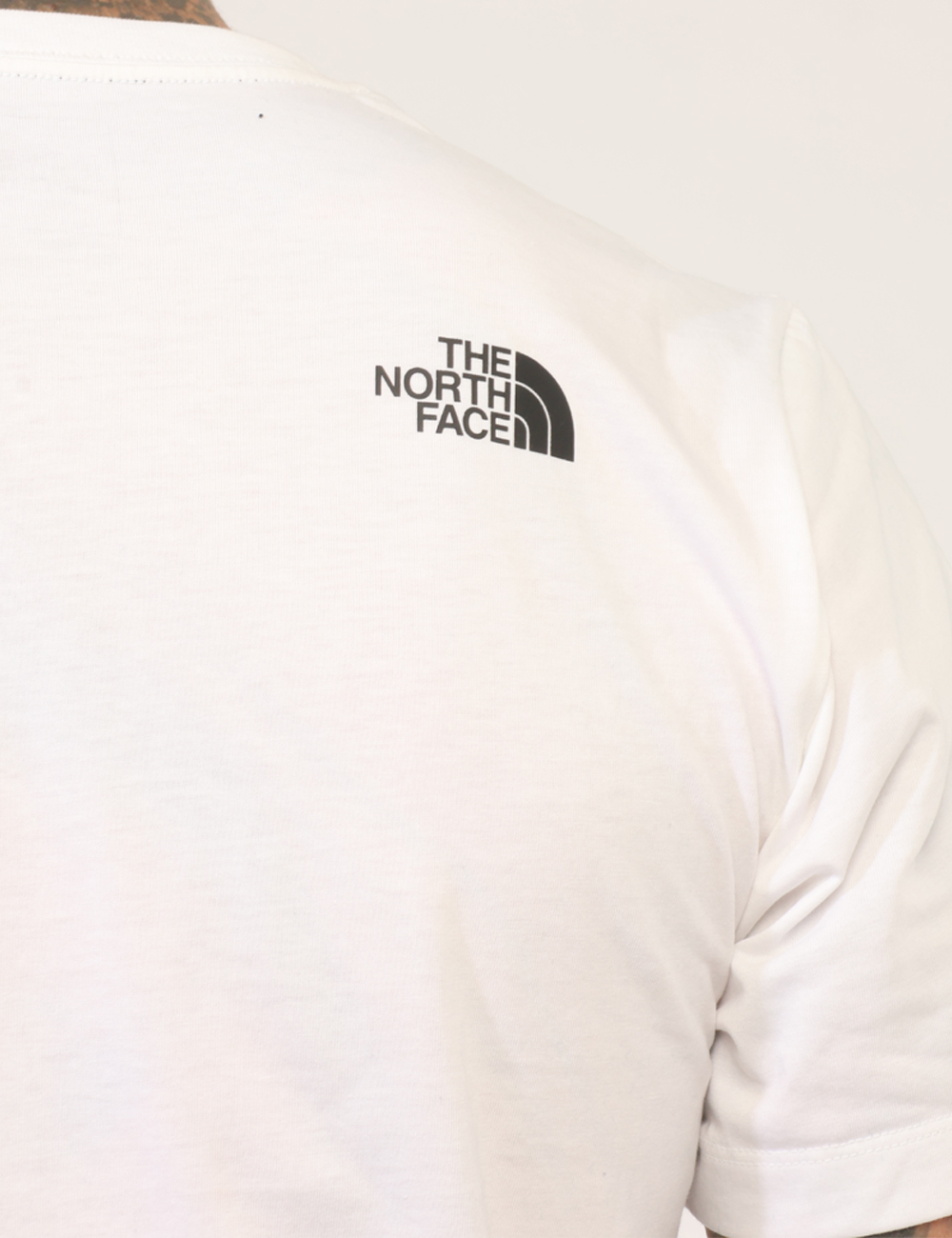 NF0A8JB2FN4S-V-CC_BIANCO_AI26_5 T-shirt The North Face Bianca tg.M - T-shirt THE NORTH FACE Bianca da uomo La T-shirt THE NORTH FACE Bianca è un capo essenz