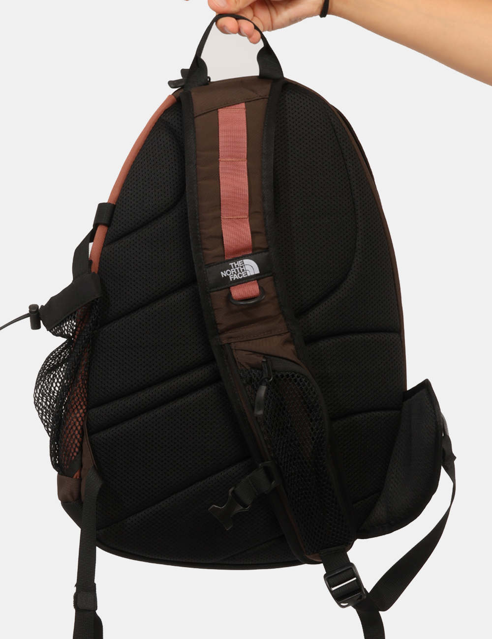 NF0A8JCE921S-V-CC_MARRONE_AI26_6 Zaino The North Face Marrone - Zaino THE NORTH FACE Marrone da uomo Lo Zaino THE NORTH FACE Marrone è l'accessorio ideale pe