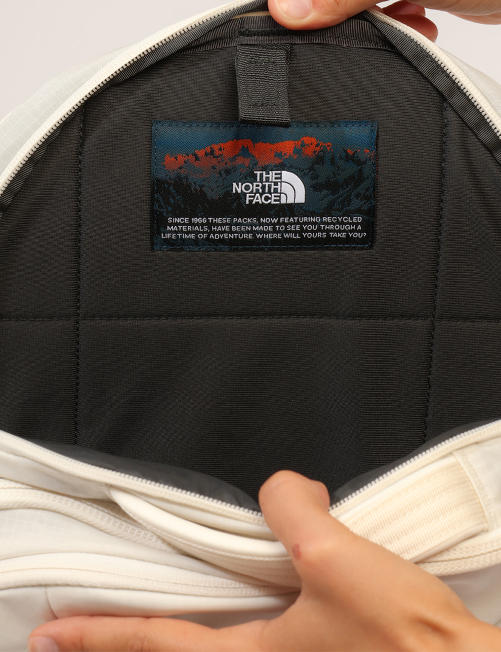 NF0A8KE90E8S-V-CC_BIANCO_AI26_3 Zaino The North Face Bianco - Zaino THE NORTH FACE Bianco da donna Lo Zaino THE NORTH FACE Bianco è l'accessorio ideale per