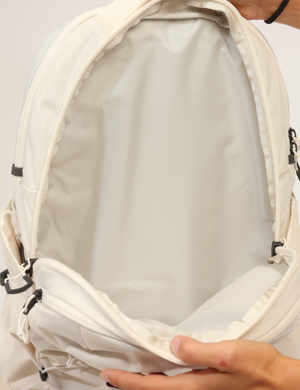 NF0A8KE90E8S-V-CC_BIANCO_AI26_4 Zaino The North Face Bianco - Zaino THE NORTH FACE Bianco da donna Lo Zaino THE NORTH FACE Bianco è l'accessorio ideale per