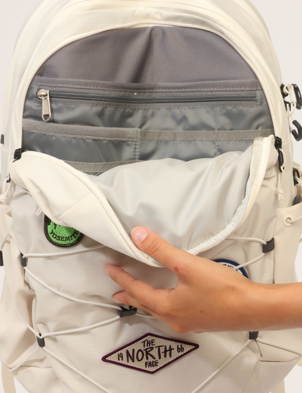 NF0A8KE90E8S-V-CC_BIANCO_AI26_5 Zaino The North Face Bianco - Zaino THE NORTH FACE Bianco da donna Lo Zaino THE NORTH FACE Bianco è l'accessorio ideale per