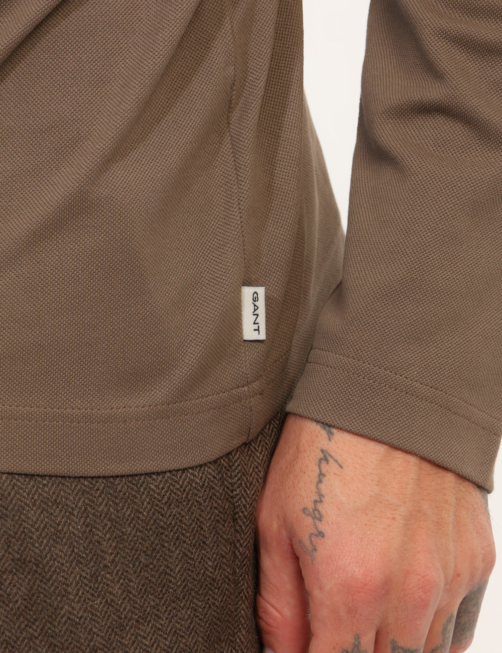 2014143-D-CC_MARRONE_AI26_4 Polo Gant Marrone tg.M - Polo GANT Marrone da uomo La Polo GANT Marrone da uomo è il capo perfetto per chi cerca un equilibr