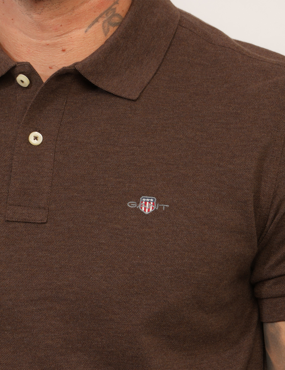 9920202-D-CC_MARRONE_AI26_3 Polo Gant Marrone tg.M - Polo GANT Marrone da uomo La Polo GANT Marrone da uomo è il capo ideale per chi desidera uno stile