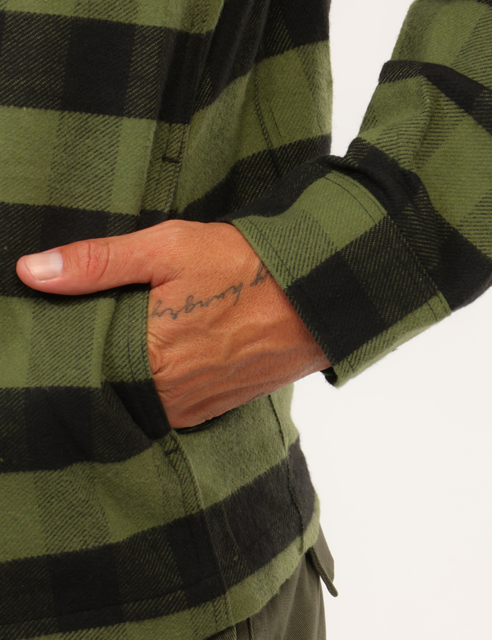 C17500-CT0512-M-CC_VERDE_AI26_3 Camicia Refrigiwear Verde tg.L - Camicia Refrigiwear Verde da uomoLa Camicia REFRIGIWEAR è un capo dal carattere casual e co