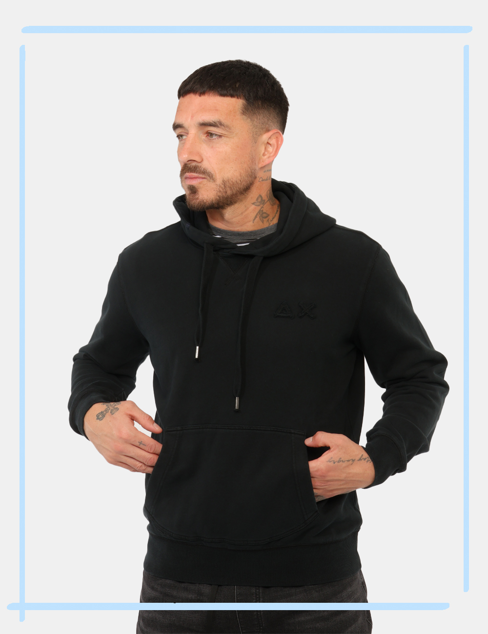 CPF46125-N-CC_NERO_AI26_1 Felpa Sun68 Nera tg.L - Felpa SUN68 Nera da uomo La Felpa SUN68 Nera è il capo ideale per chi desidera unire comfort, qualit
