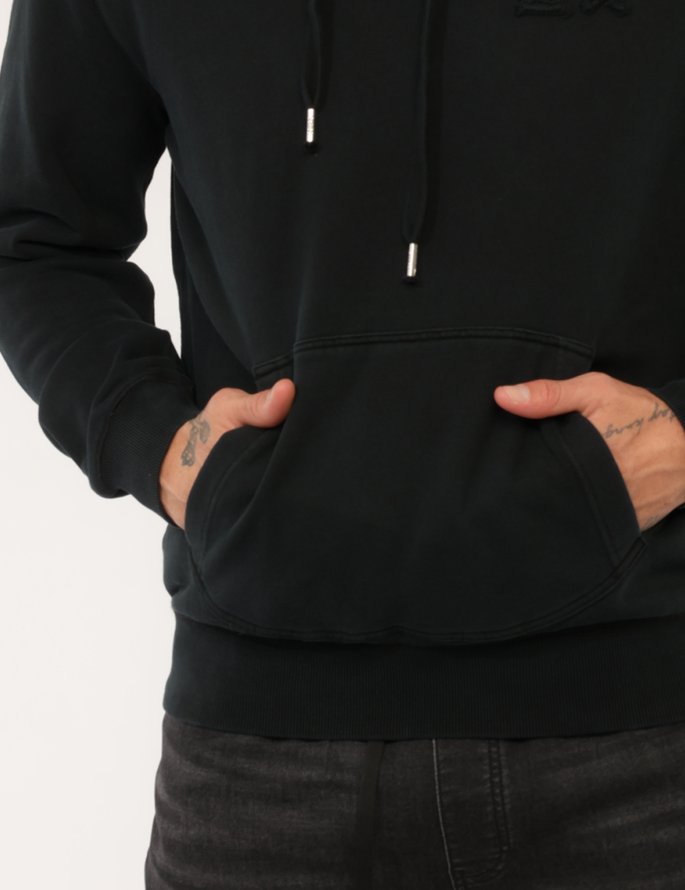 CPF46125-N-CC_NERO_AI26_3 Felpa Sun68 Nera tg.L - Felpa SUN68 Nera da uomo La Felpa SUN68 Nera è il capo ideale per chi desidera unire comfort, qualit