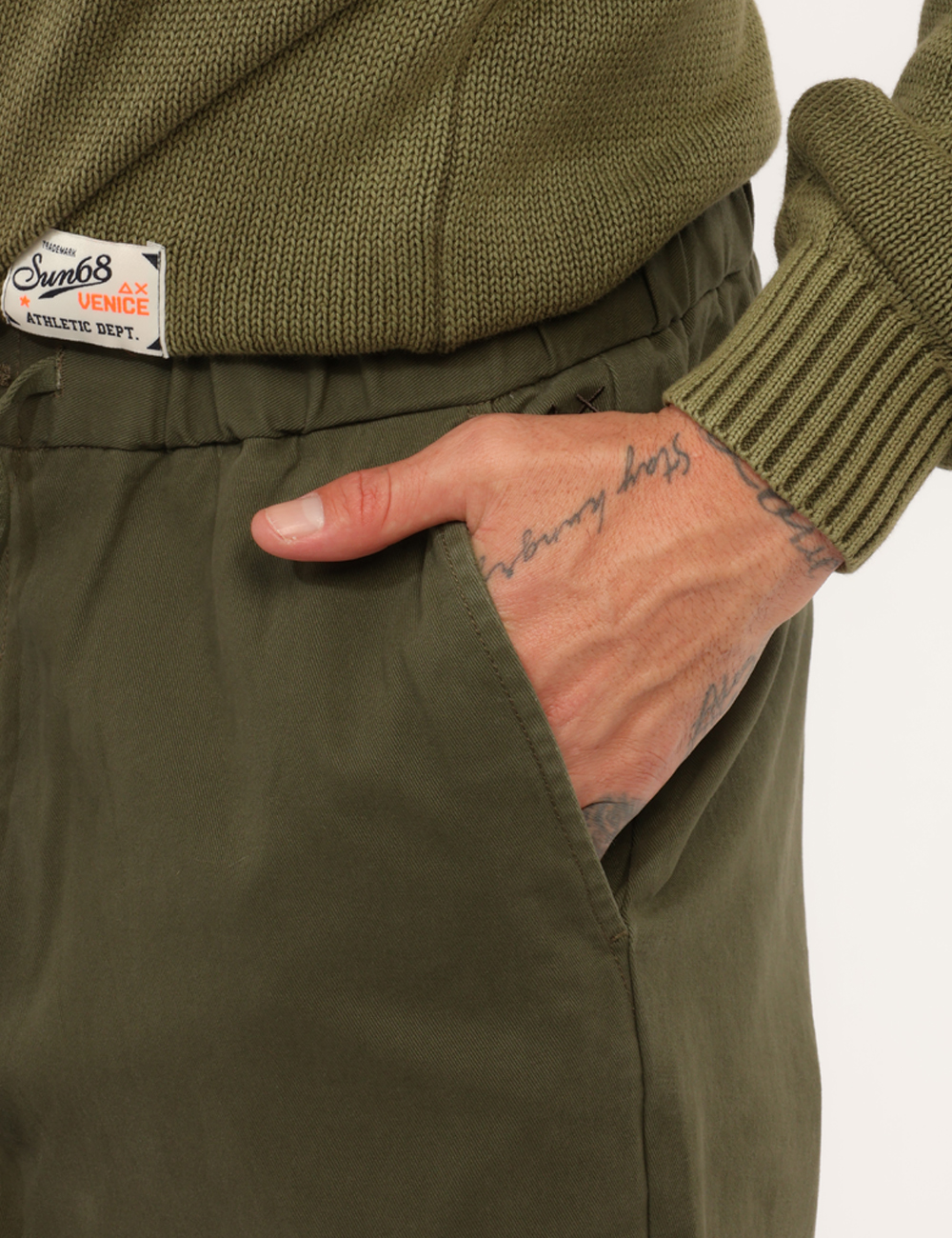 CPP46102-N-CC_VERDE_AI26_4 Pantalone Sun68 Verde tg.L - Pantalone SUN68 Verde da uomo Il Pantalone SUN68 Verde è la scelta perfetta per chi cerca un ca