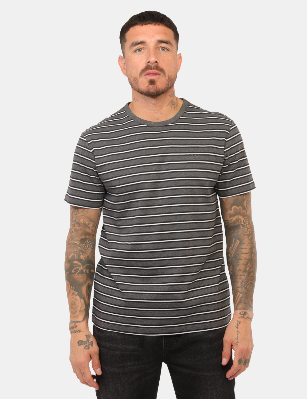 CPT46103-N-CC_GRIGIO_AI26_6 T-shirt Sun68 Grigia tg.L - T-shirt SUN68 Grigia da uomo La T-shirt SUN68 Grigia è un capo versatile e dallo stile contempor