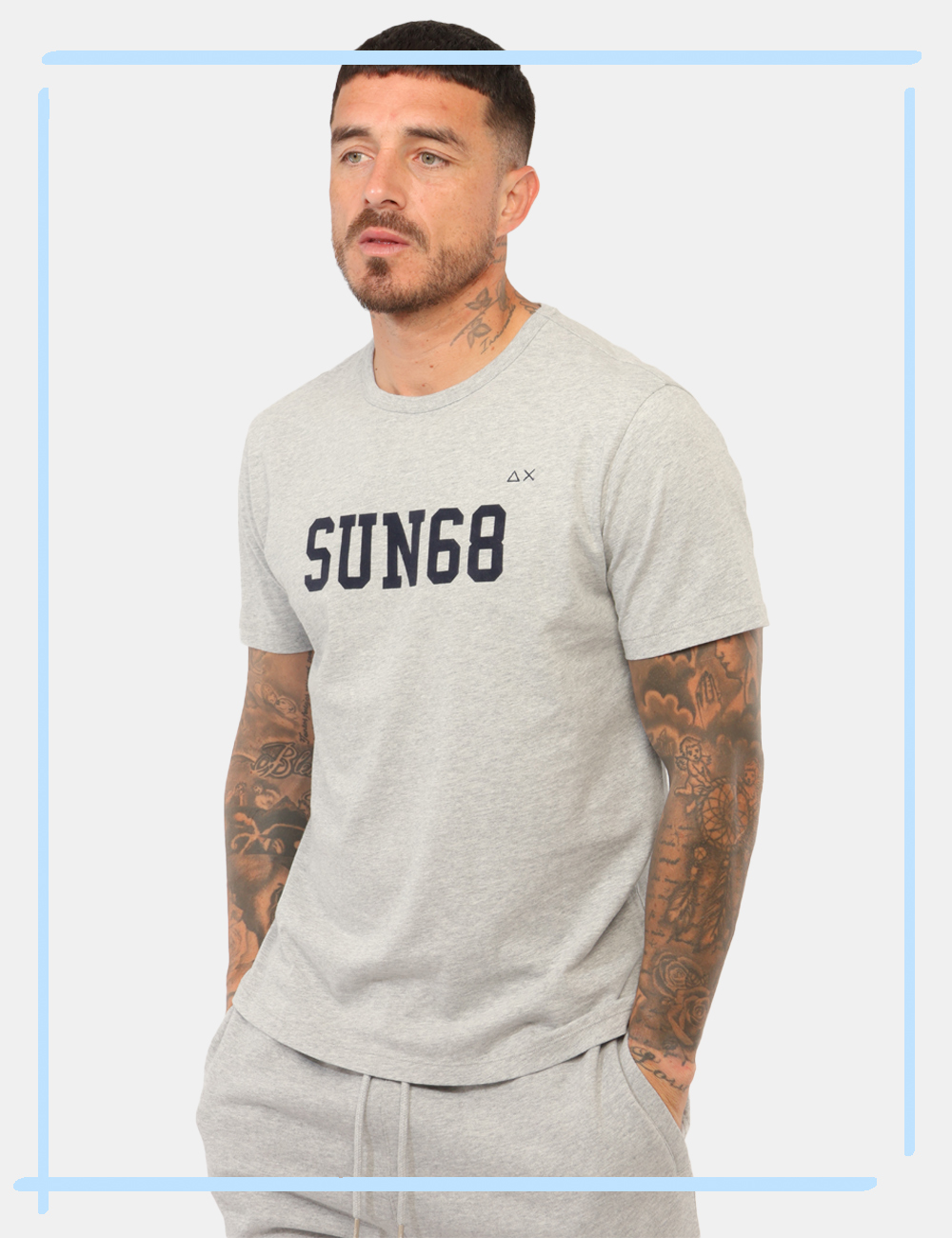 CPT46120-N-CC_GRIGIO_AI26_1 T-shirt Sun68 Grigia tg.L - T-shirt SUN68 Grigia da uomo La T-shirt SUN68 Grigia è un capo indispensabile per chi ama uno st