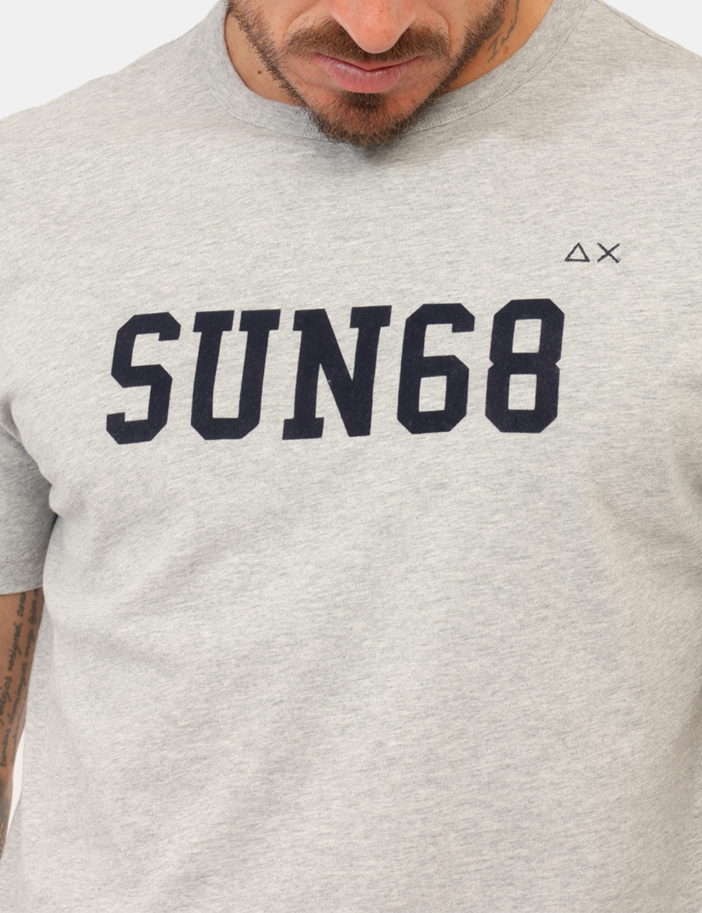 CPT46120-N-CC_GRIGIO_AI26_3 T-shirt Sun68 Grigia tg.L - T-shirt SUN68 Grigia da uomo La T-shirt SUN68 Grigia è un capo indispensabile per chi ama uno st