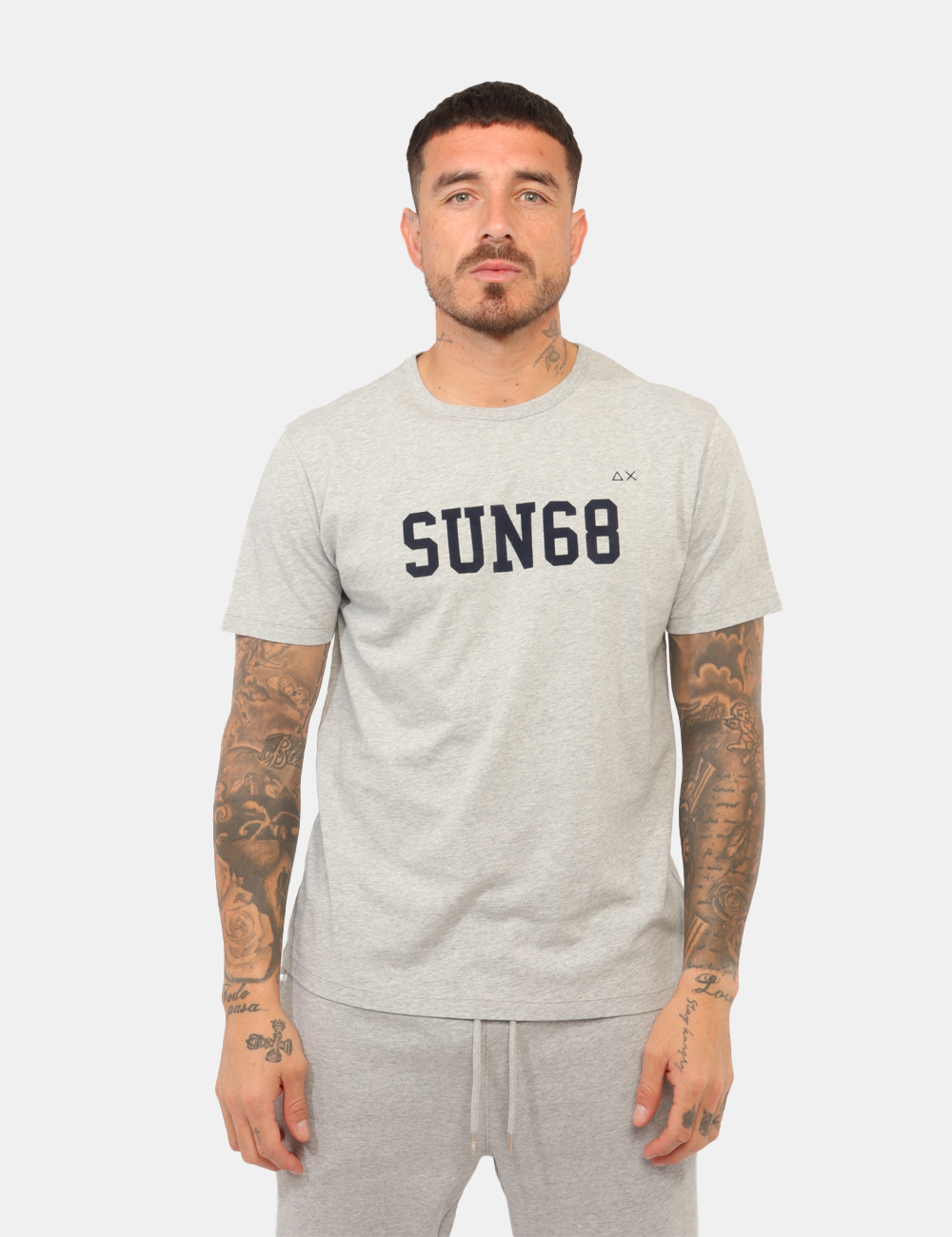 CPT46120-N-CC_GRIGIO_AI26_5 T-shirt Sun68 Grigia tg.L - T-shirt SUN68 Grigia da uomo La T-shirt SUN68 Grigia è un capo indispensabile per chi ama uno st