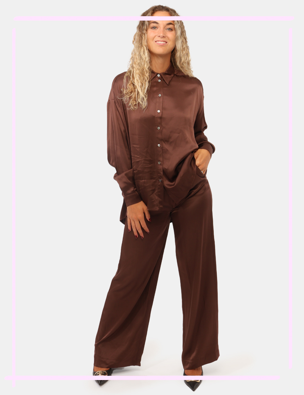 DP9661-D-CC_MARRONE_AI26_1 Pantalone Ottod'Ame Marrone tg.S - Pantalone Ottod'Ame MarroneIl Pantalone Ottod'Ame Marrone è un capo versatile e raffinato