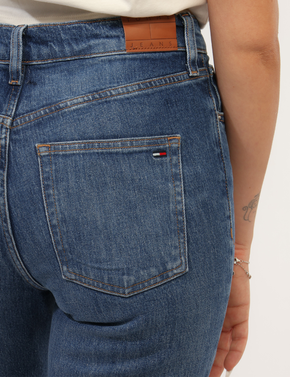DW0DW23077_1BK_AI26_05 Jeans Tommy Hilfiger Azzurro - Jeans Tommy Hilfiger Azzurro da donna I Jeans TOMMY HILFIGER Azzurro da donna reinterpretano