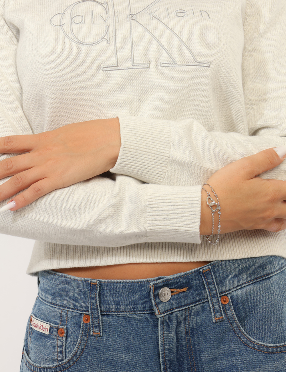 LV047G322G_P74_AI26_5 Maglia Calvin Klein Grigia - Maglia Calvin Klein Grigia da donna La Maglia CALVIN KLEIN Grigia da donna è un capo versatile