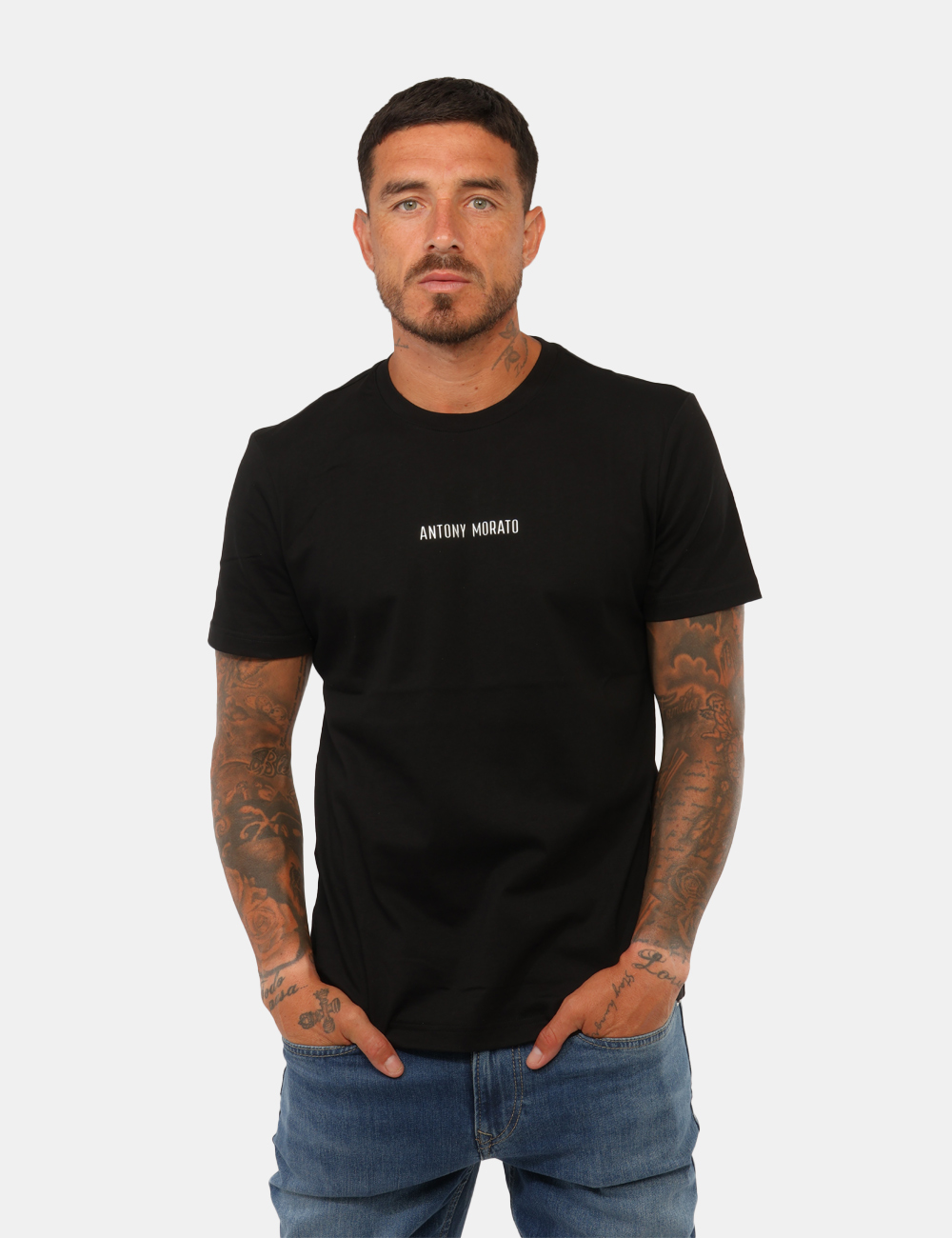 MMKS02696_9000_AI26_01 T-shirt Antony Morato Nera - T-shirt Antony Morato Nera da uomo La T-shirt ANTONY MORATO Nera è un capo essenziale e contemp