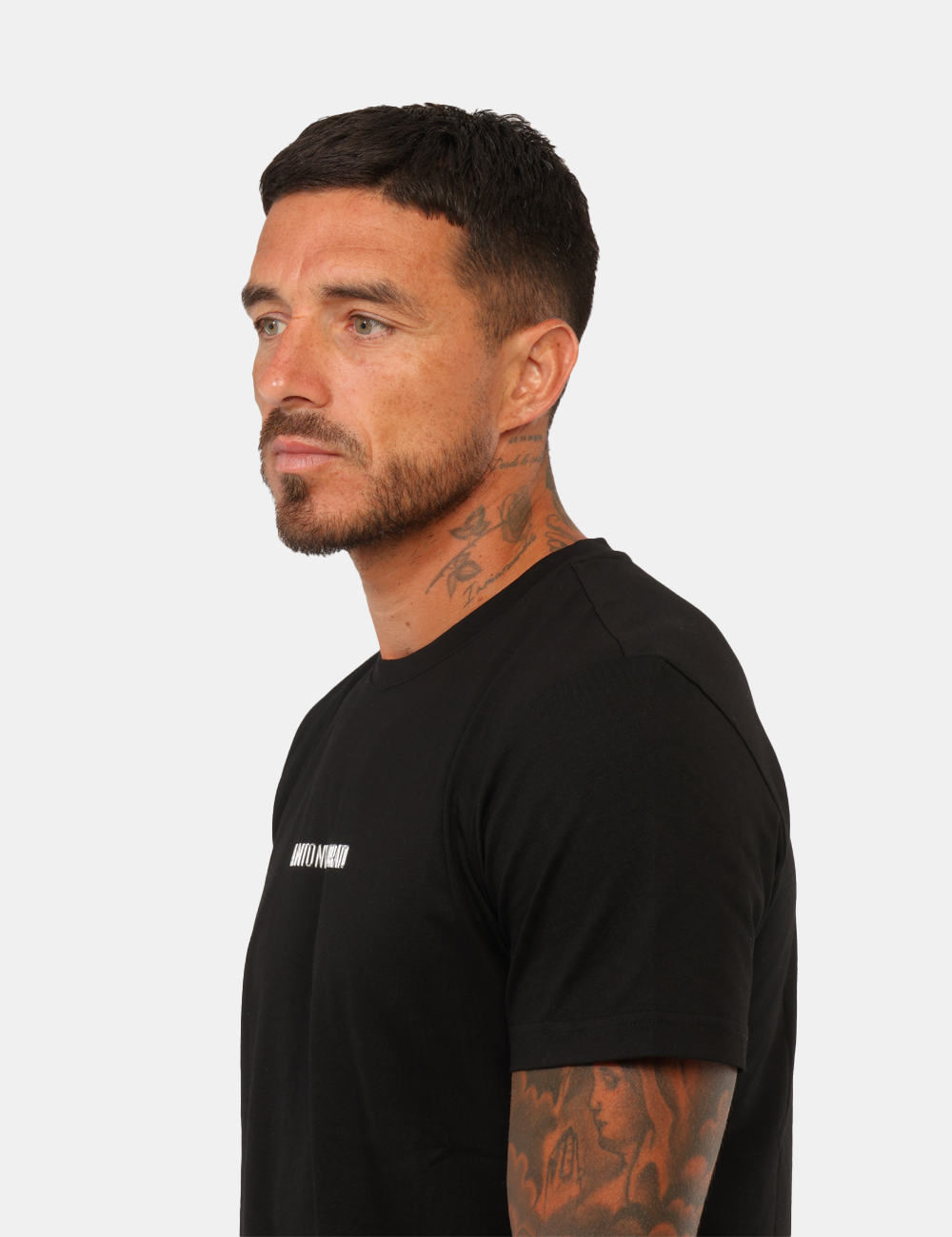 MMKS02696_9000_AI26_03 T-shirt Antony Morato Nera - T-shirt Antony Morato Nera da uomo La T-shirt ANTONY MORATO Nera è un capo essenziale e contemp