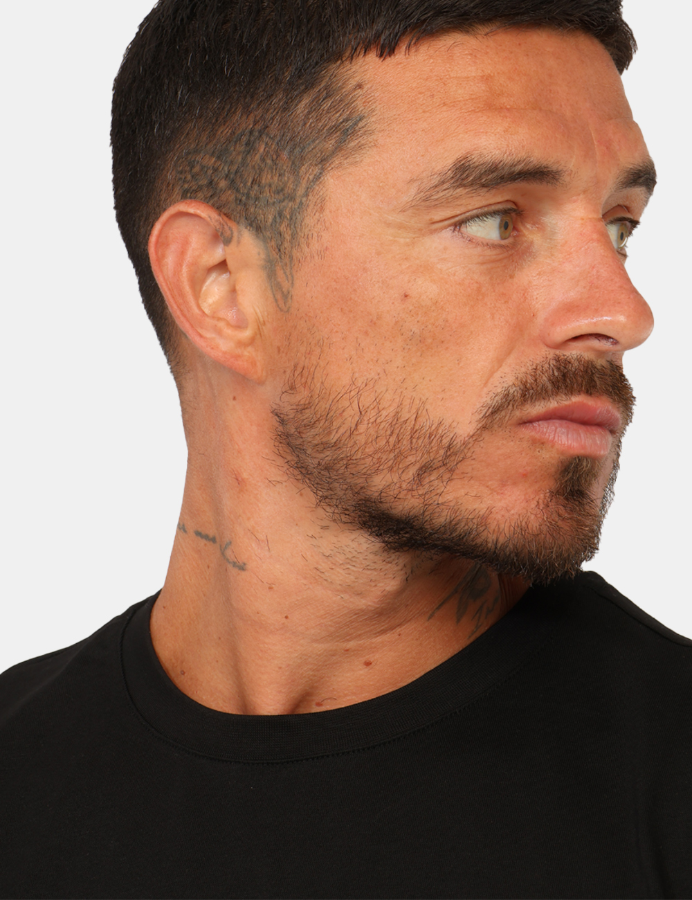 MMKS02696_9000_AI26_05 T-shirt Antony Morato Nera - T-shirt Antony Morato Nera da uomo La T-shirt ANTONY MORATO Nera è un capo essenziale e contemp