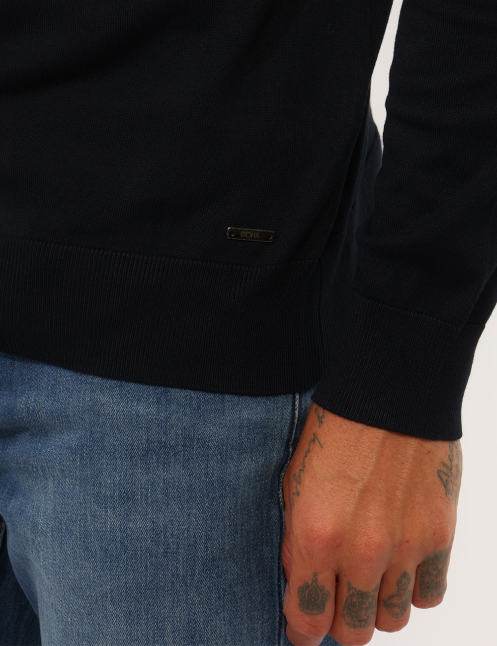 P20005-OC_BLU_AI26_04 Maglia Goha Blu - Maglia Goha Blu da uomo La Maglia GOHA Blu è un capo versatile e contemporaneo, pensato per l’uomo che cer