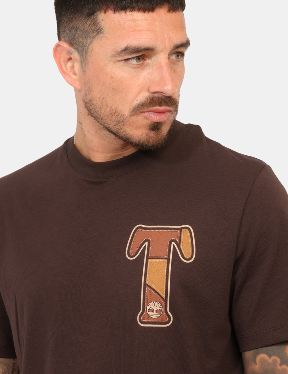 TBC0YHBMC35S-M-W-CC_MARRONE_AI26_4 T-shirt Timberland Marrone tg.M - T-shirt TIMBERLAND Marrone da uomo La T-shirt TIMBERLAND Marrone da uomo è un capo essenzi