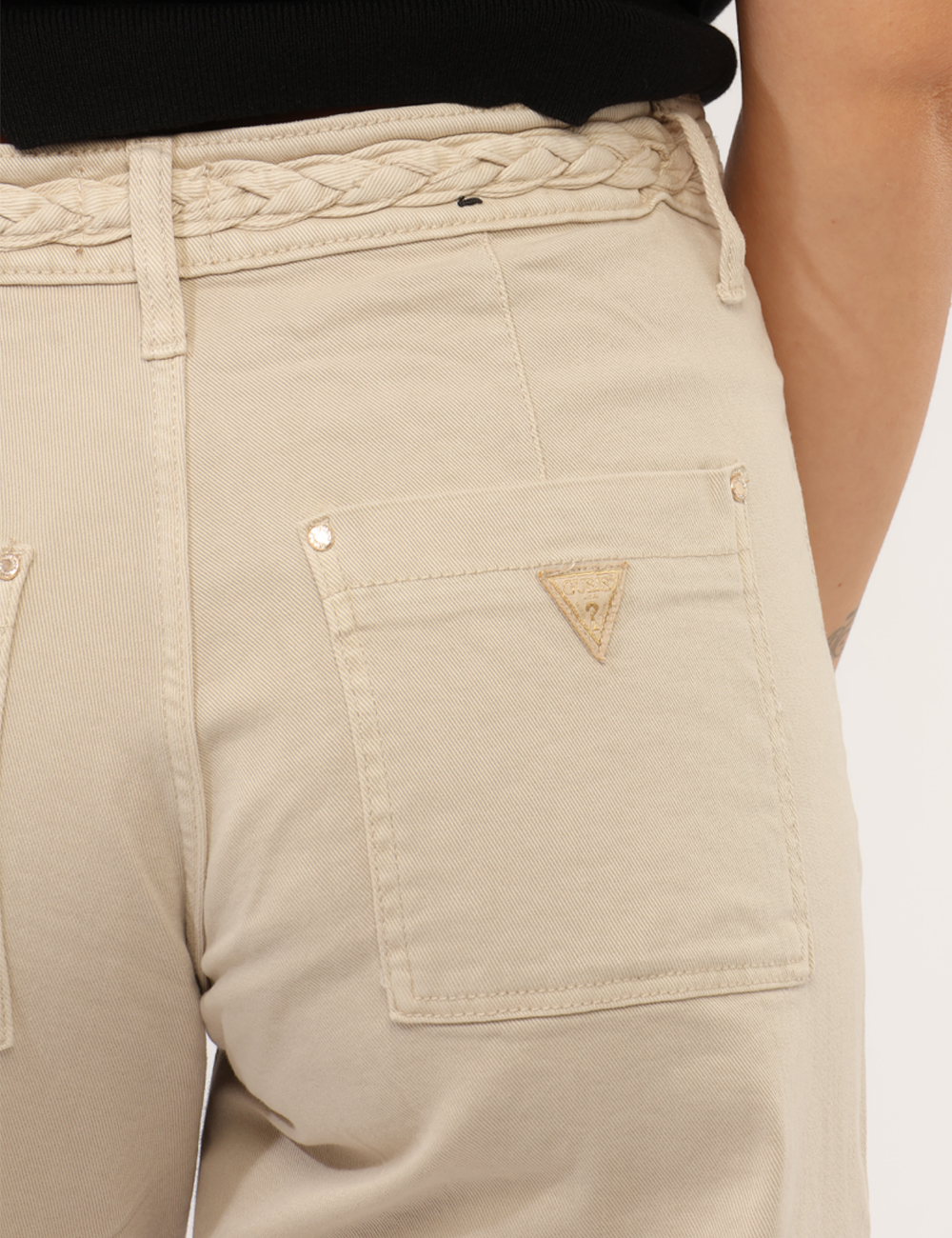W6GB15-W1886-OB_LOVERS-BEACH_PE26_05 Pantalone Guess Beige - Pantalone Guess Beige da donnaIl Pantalone GUESS Beige da donna è un capo versatile e femminile, pen