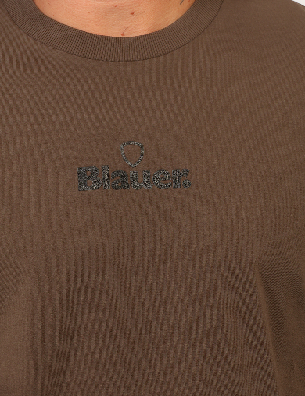 26WBLUH01420-M-CC_MARRONE_AI26_4 T-shirt Blauer Marrone tg.L - T-shirt Blauer Marrone da uomo La T-shirt BLAUER Marrone da uomo è un capo versatile dal gusto