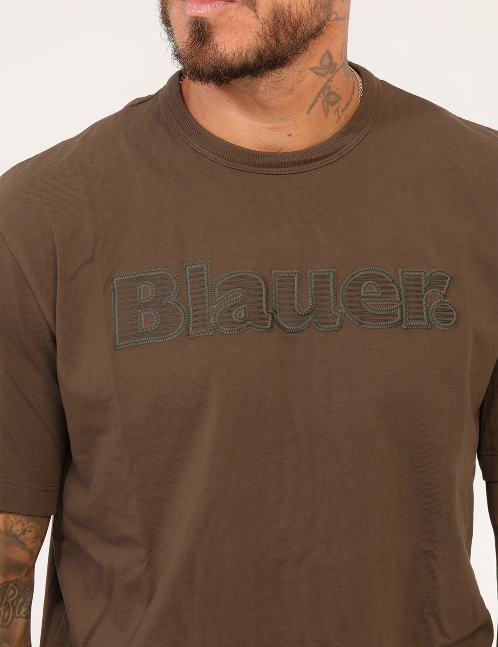 26WBLUH02428-M-CC_MARRONE_AI26_3 T-shirt Blauer Marrone tg.L - T-shirt Blauer Marrone da uomo La T-shirt BLAUER Marrone da uomo è un capo versatile e contemp