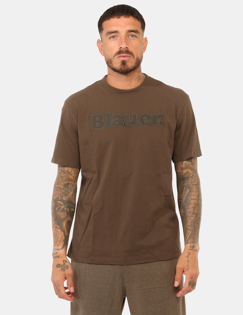 26WBLUH02428-M-CC_MARRONE_AI26_4 T-shirt Blauer Marrone tg.L - T-shirt Blauer Marrone da uomo La T-shirt BLAUER Marrone da uomo è un capo versatile e contemp