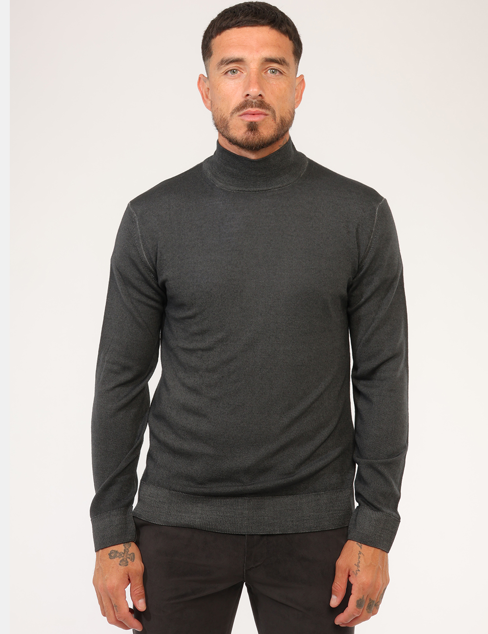 410-OC_CARBONE_AI26_5 Maglia Prj22. Grigia - Maglia PRJ22. Grigia da uomo La Maglia PRJ22. Grigia da uomo è un capo essenziale e versatile, ideale