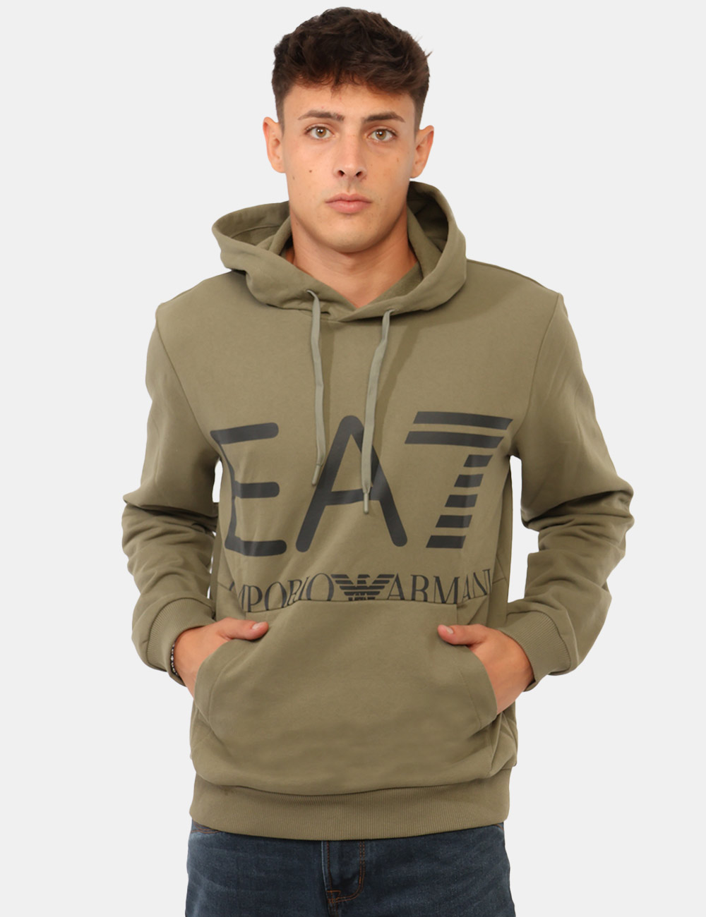 7M002202-AF27189_U7014_AI26_1 Felpa Ea7 Verde - Felpa EA7 Verde da uomo La Felpa EA7 Verde da uomo è un capo sportivo e versatile, pensato per aggiungere